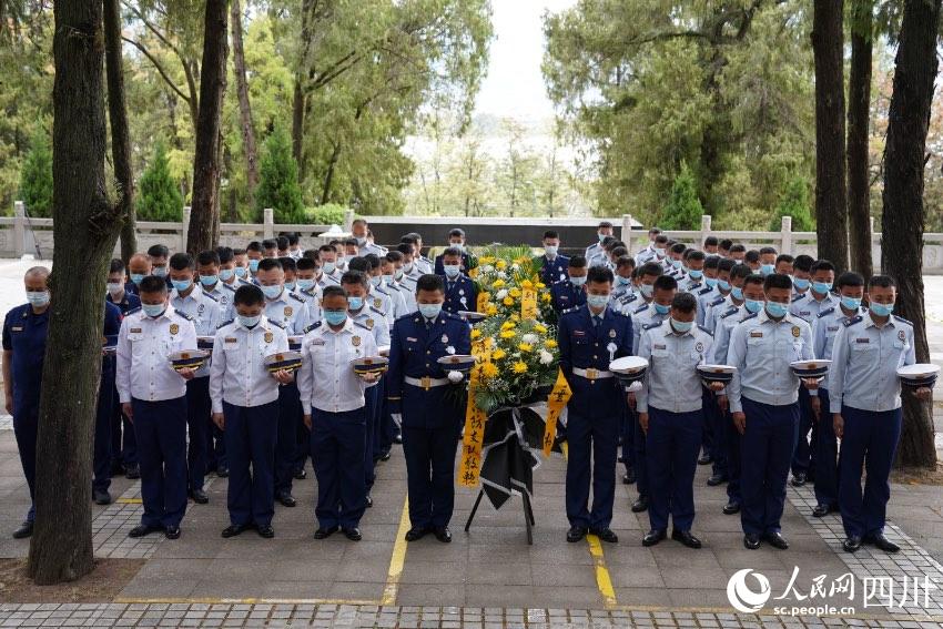涼山州森林消防支隊(duì)駐西昌全體消防救援人員一同前往西昌市烈士陵園舉行紀(jì)念活動(dòng)。樊文淵攝