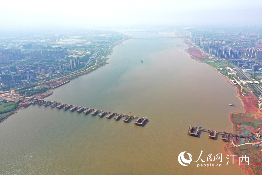 航拍九龍湖過江大橋，該橋是南昌第七座跨贛江通道。 人民網(wǎng) 時雨攝