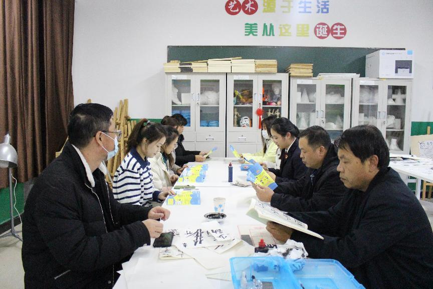 河北省臨西縣人民檢察院未檢檢察官在臨西縣第二小學(xué)為家長講解家庭教育促進法。 孫國月攝