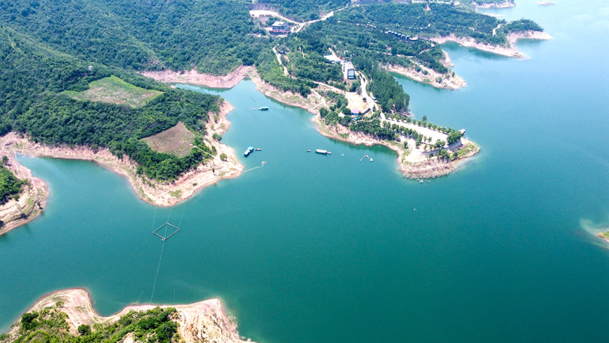 河南洛陽市孟津區(qū)境內(nèi)的黃河小浪底風(fēng)景區(qū)黃鹿山景點(diǎn)風(fēng)光。黃政偉攝