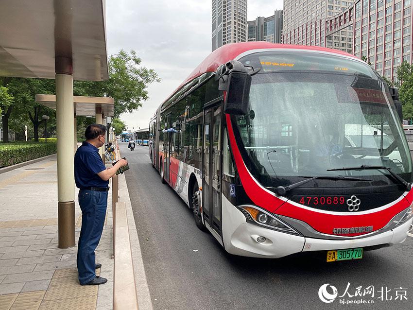 北京1路公交車駛進(jìn)八王墳西站，此前各路公交經(jīng)過該站時(shí)均甩站通過，今起該站回復(fù)正常上下客。人民網(wǎng) 尹星云攝