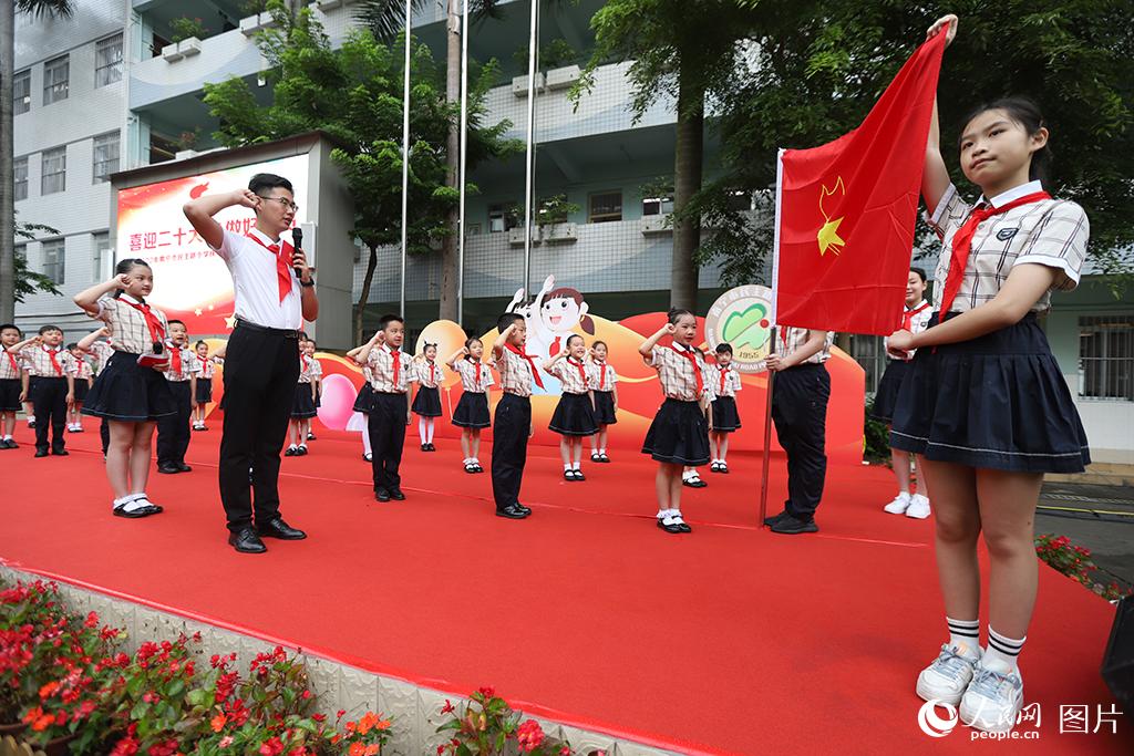 5月31日，在廣西壯族自治區(qū)南寧市民主路小學，學校大隊輔導員帶領少先隊員呼號。人民網(wǎng)記者 嚴立政攝