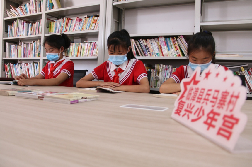 河北省臨漳縣柏鶴集鄉(xiāng)兵馬寨村復(fù)興少年宮，孩子們在閱覽室讀書。 申志好攝
