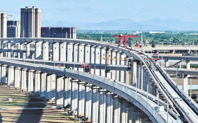 6月7日，工人在唐山市高新技術(shù)開(kāi)發(fā)區(qū)境內(nèi)的京唐城際鐵路建設(shè)工地施工（無(wú)人機(jī)照片）。 新華社記者 楊世堯攝