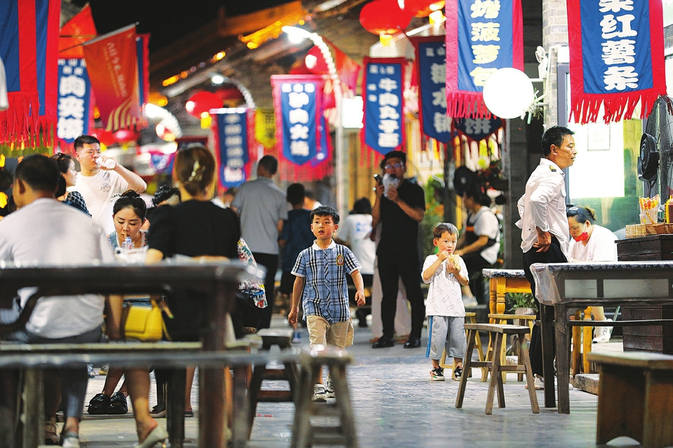  6月17日晚，游客在運(yùn)城市鹽湖區(qū)嵐山根運(yùn)城印象景區(qū)內(nèi)游玩。連日來，運(yùn)城市通過發(fā)放消費(fèi)券，培育夜購、夜味、夜宿、夜玩、夜賞的消費(fèi)形態(tài)，迅速推動(dòng)消費(fèi)企穩(wěn)回暖，為經(jīng)濟(jì)發(fā)展注入強(qiáng)勁動(dòng)力。 金玉敏攝