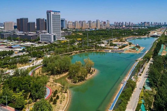 環(huán)城水系中的北湖公園越來(lái)越美。羅大慶攝