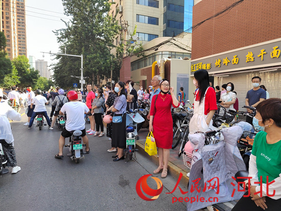 石家莊外國語學?？键c外送考的家長。人民網(wǎng) 祝龍超攝