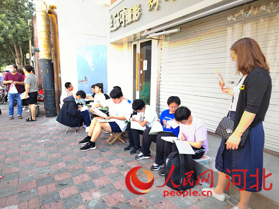 臨進考場，考生抓緊時間再復習一下。人民網(wǎng) 祝龍超攝