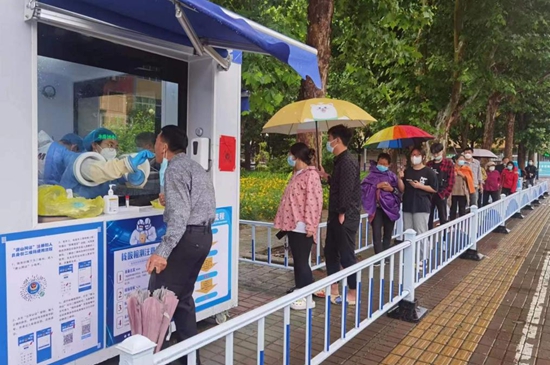 核酸采樣志愿者們上崗。孫金梅攝