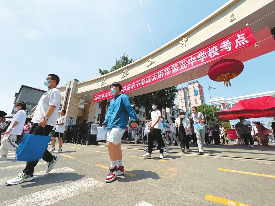 六月二十日，中考太原五中考點(diǎn)，完成首門考試的考生滿懷信心走出考場。記者李兆民攝