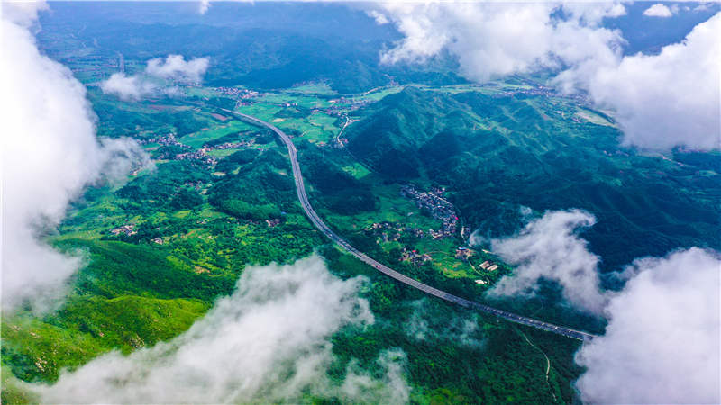 湖南省常寧市廟前鎮(zhèn)泉井村，云霧繚繞，青山蒼翠，公路蜿蜒，秀美如畫。周秀魚春攝