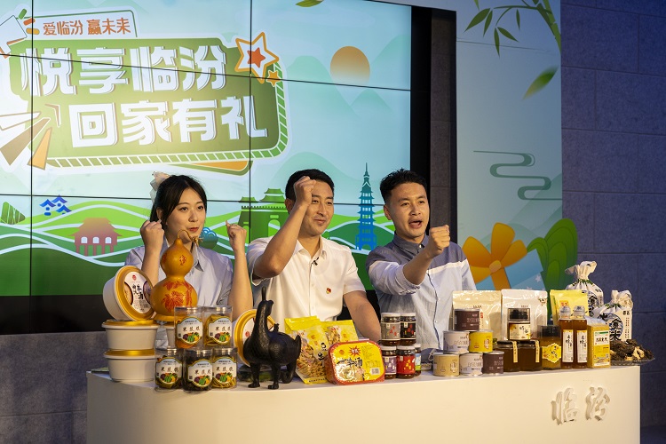 6月3日下午，在臨汾原產(chǎn)地商品體驗(yàn)店，曲沃縣副縣長(zhǎng)樊奇選對(duì)當(dāng)?shù)氐霓r(nóng)特產(chǎn)品、旅游景點(diǎn)進(jìn)行了推介代言。鄭遠(yuǎn)飛攝