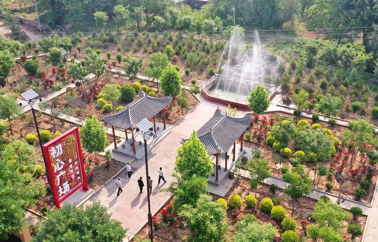 初夏時(shí)節(jié)，襄汾縣鄧莊鎮(zhèn)澗溝村初心廣場(chǎng)內(nèi)一派迷人的鄉(xiāng)村振興新圖景。李現(xiàn)俊攝