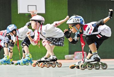 6月23日，邯鄲市邯山區(qū)實驗小學的學生在練習輪滑。 當日是國際奧林匹克日，該小學開展了“我運動、我健康、我快樂”為主題的體育活動，通過足球、籃球、武術、輪滑、擊劍等運動，讓學生們享受運動健身的快樂，感受運動的魅力。 河北日報通訊員 郝群英攝