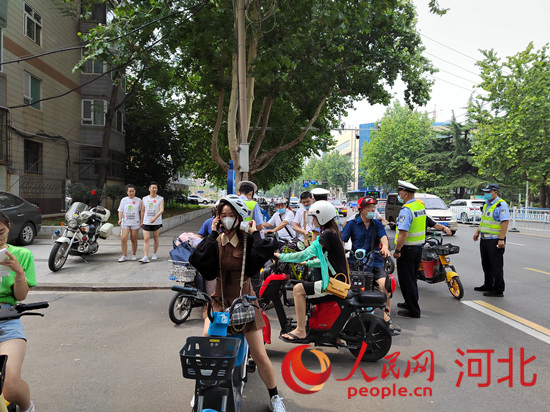 石家莊交警在查處非機(jī)動(dòng)車(chē)違章。人民網(wǎng)祝龍超攝