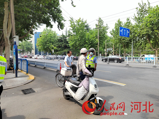 石家莊交警在查處非機(jī)動(dòng)車(chē)違章。人民網(wǎng)祝龍超攝