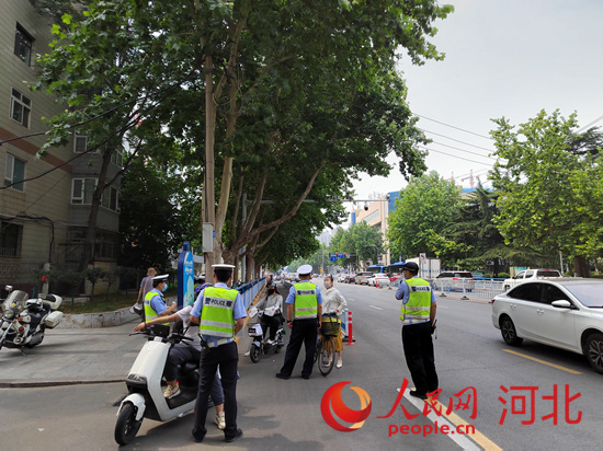 石家莊交警在查處非機(jī)動(dòng)車(chē)違章。人民網(wǎng)祝龍超攝
