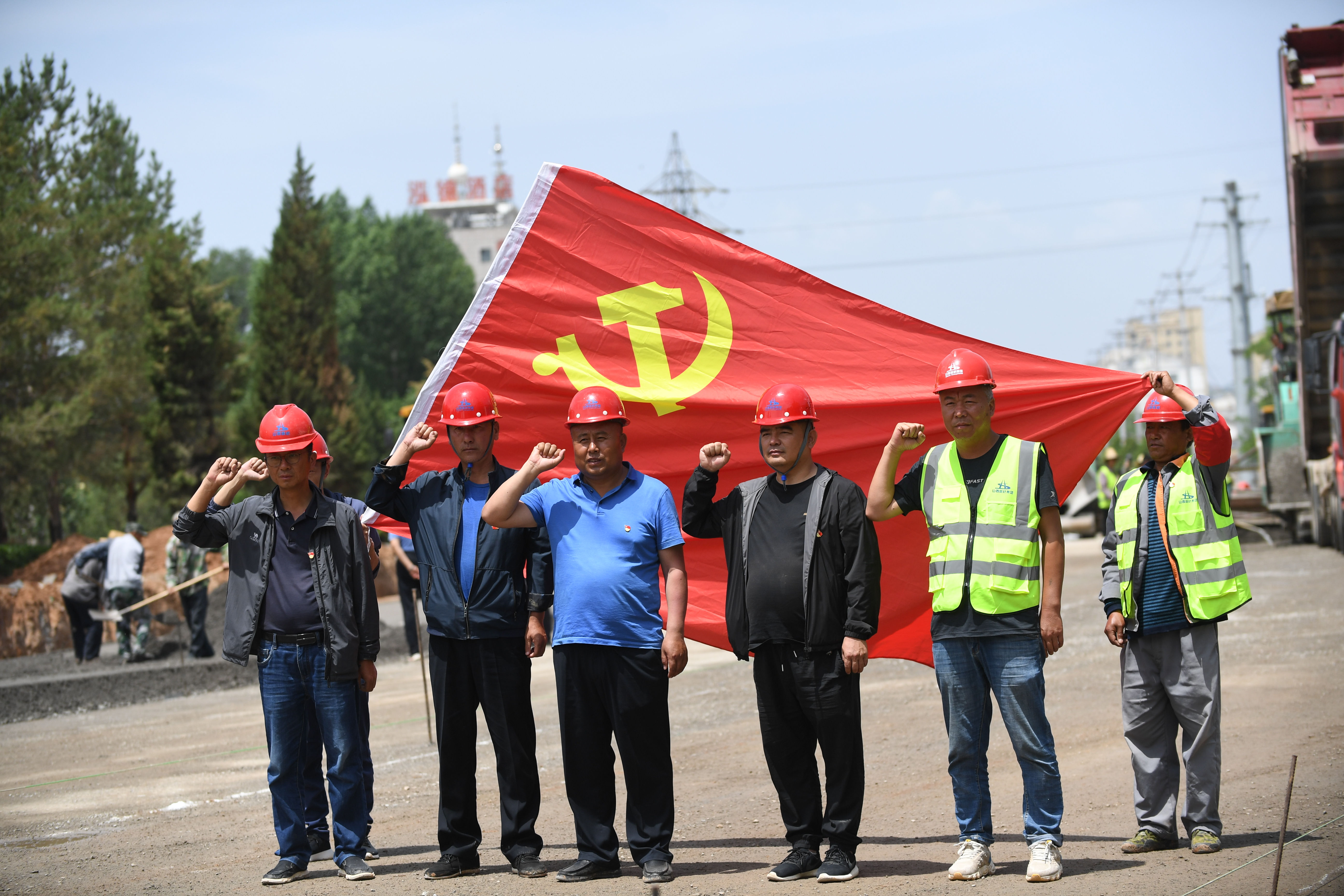 路橋工人在黨旗下宣誓。圖片由路橋公司提供