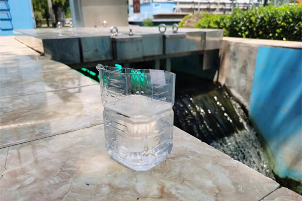 在邯鄲市雞澤縣藍(lán)天污水處理廠，污水經(jīng)過處理后清澈透明。鄭佳欣攝