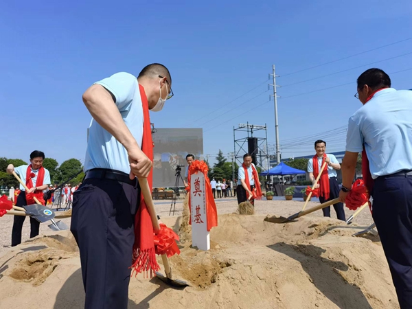 作為今年荷花節(jié)“開(kāi)場(chǎng)秀”，理士新能源智造園區(qū)項(xiàng)目正式開(kāi)工。人民網(wǎng) 馬曉波攝