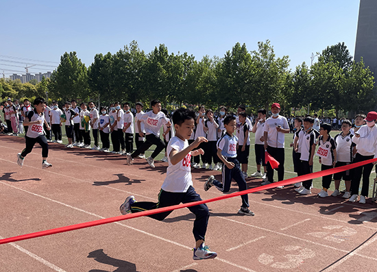 河北省威縣第四小學(xué)學(xué)生組織短跑比賽。 趙國華攝