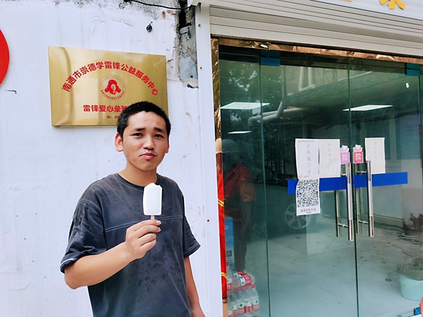 2過(guò)路司機(jī)在驛站冷飲。人民網(wǎng)記者王繼亮攝.jpg