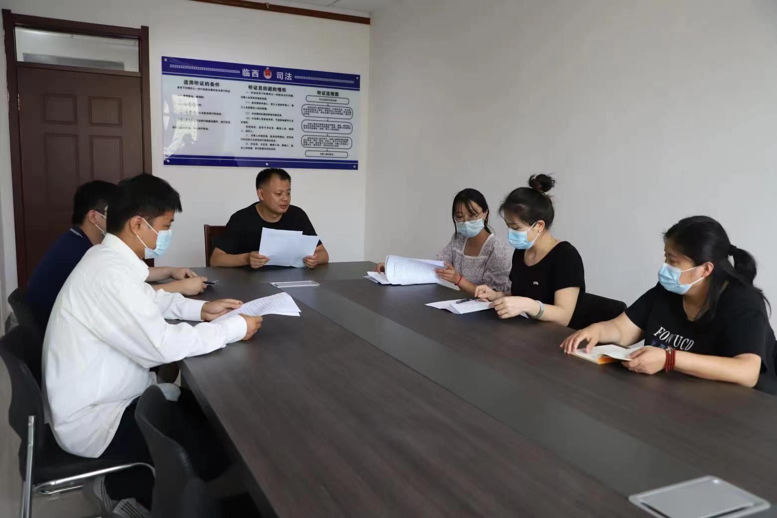 邢臺市臨西縣司法局工作人員在行政復(fù)議聽證室對行政復(fù)議事項開展聽證問詢。 孟凡儒攝