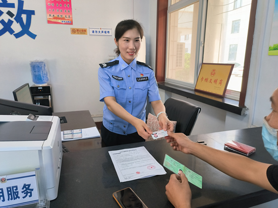 張靜正在為群眾辦理業(yè)務(wù)。 趙凱攝
