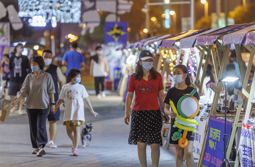 青年無限宇宙潮動(dòng)市集匯聚眾多文創(chuàng)產(chǎn)品，豐富市民夜生活。王英浩攝