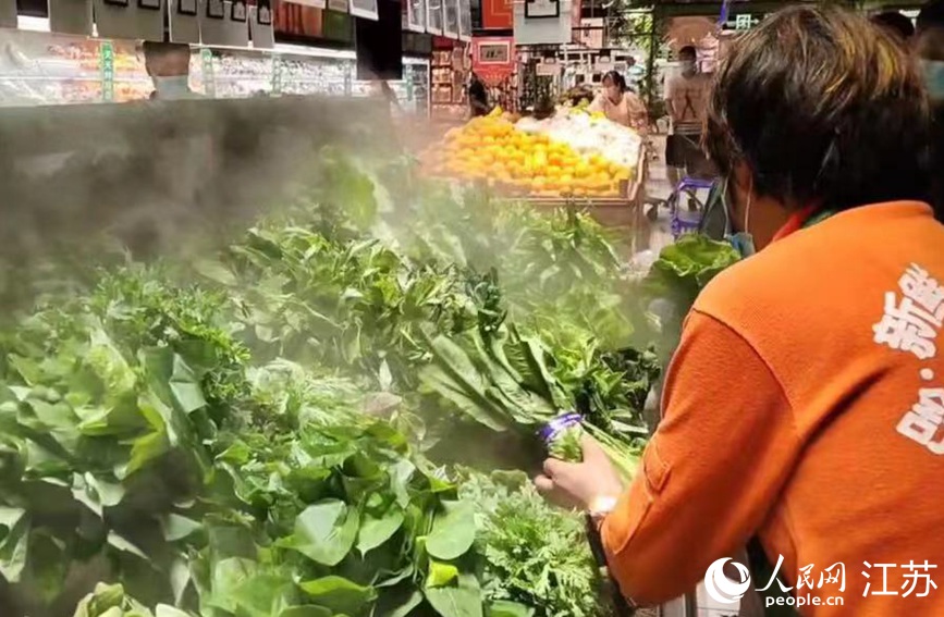 在大潤(rùn)發(fā)長(zhǎng)江北路店里，果蔬、肉蛋等生活必需品種類齊全，供應(yīng)充足，市民正有序選購(gòu)。無錫市委網(wǎng)信辦供圖