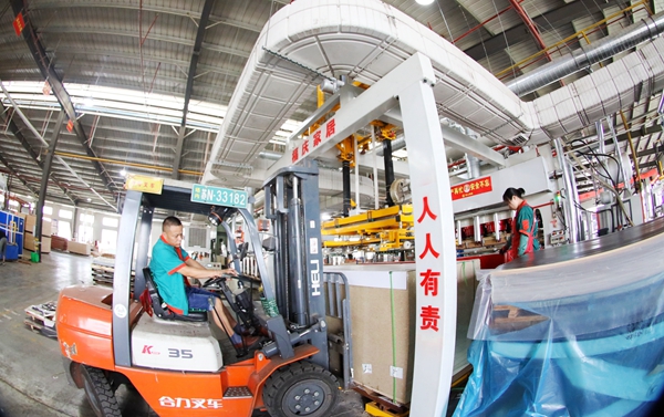 沭陽縣一公司車間內(nèi)一派緊張有序的繁忙景象。沭陽縣委宣傳部供圖