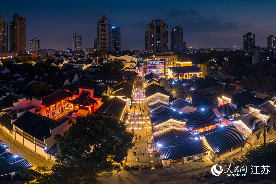 熙南里歷史文化休閑街區(qū)夜景。熙熙攝