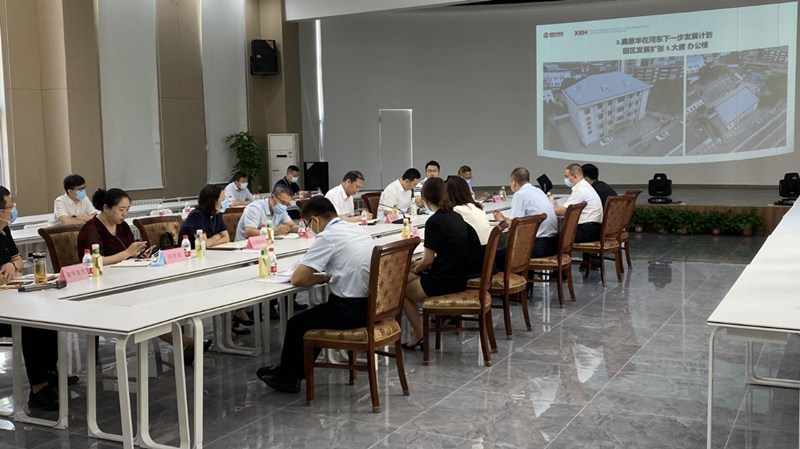 河?xùn)|區(qū)委書記范少軍一行深入老電建公司辦公園區(qū)就盤活園區(qū)工作進(jìn)行部署研究。河?xùn)|區(qū)供圖