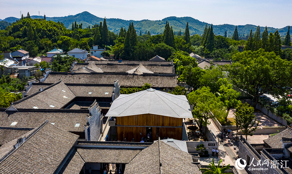 7月23日，空中俯瞰位于寧波市江北區(qū)慈城鎮(zhèn)的抱珠樓。人民網 章勇濤攝