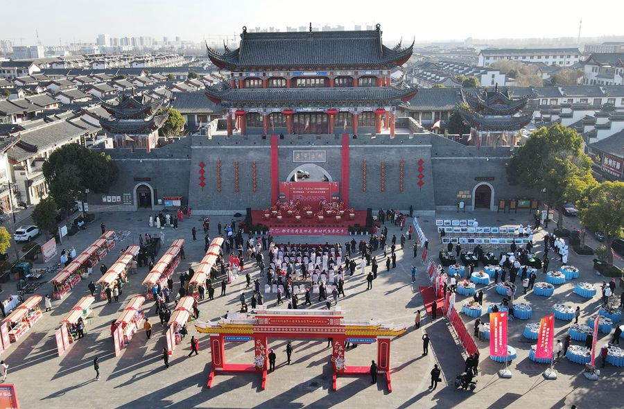 城門掛春聯(lián)，金湖沖刺“開門紅”。陳義寶攝