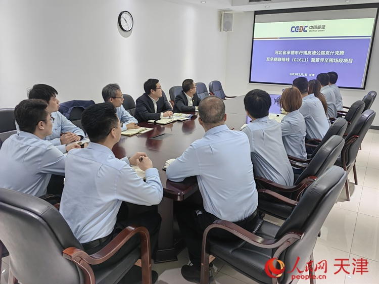 近日，中能建路橋工程有限公司領(lǐng)導(dǎo)班子成員與員工開會討論，如何根據(jù)今年的項目招聘合適的優(yōu)秀人才。  人民網(wǎng) 孫翼飛攝