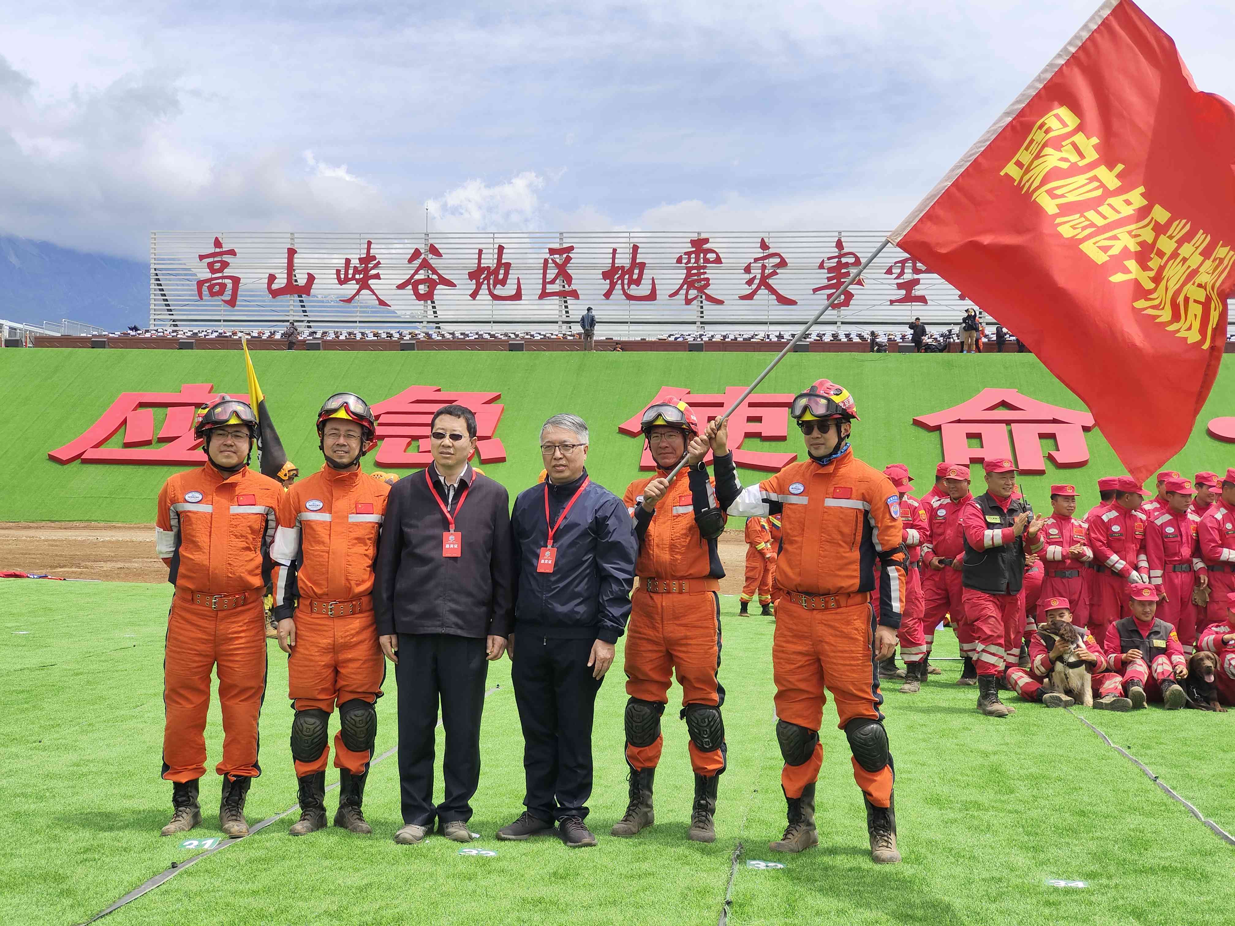 呂國(guó)忠以總領(lǐng)隊(duì)身份，帶領(lǐng)國(guó)家應(yīng)急醫(yī)學(xué)救援隊(duì)演練。受訪者供圖