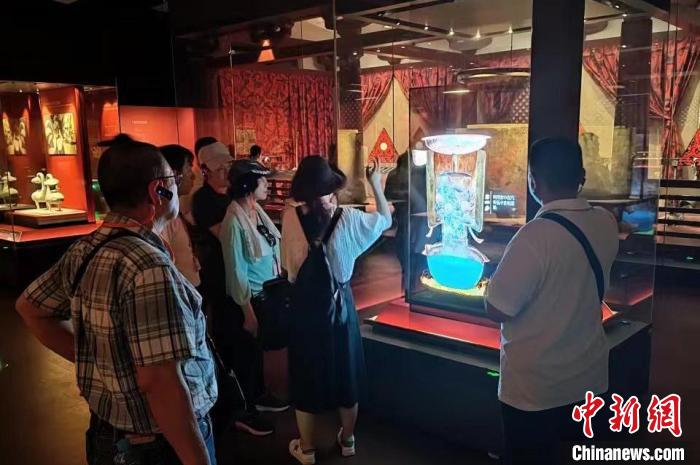 圖為臺灣新北市永和區(qū)里長聯(lián)誼會江西參訪團一行在南昌漢代?；韬顕z址博物館內參觀展出的珍貴文物。　駱小龍 攝
