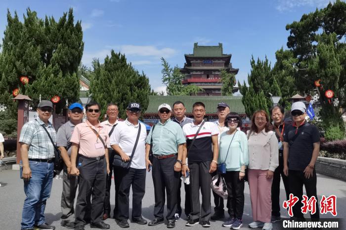 圖為臺灣新北市永和區(qū)里長聯(lián)誼會江西參訪團一行在南昌滕王閣前合影?！×鴷缘?攝