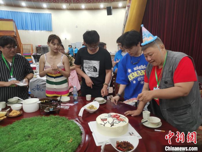 圖為內(nèi)蒙古臺(tái)辦為臺(tái)胞過(guò)生日?！±類燮?攝