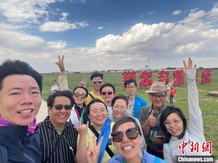 圖為臺(tái)胞在鄂爾多斯草原合影。　葉冠賢 攝