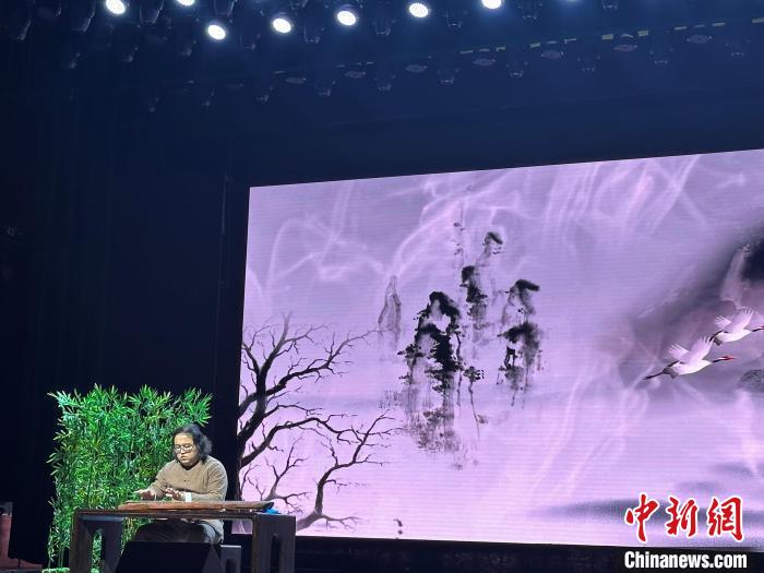 閩派古琴名家陳志強(qiáng)演奏一曲《流水》?！堺惥?攝