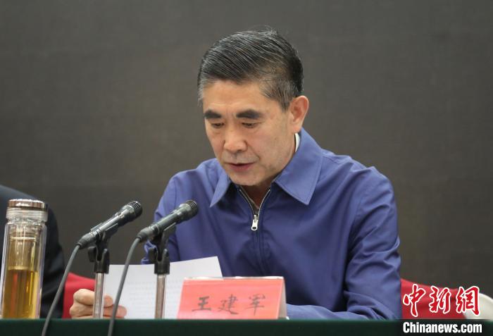 圖為青海省委書記王建軍出席會(huì)議并作講話?！?zhí)砀?攝