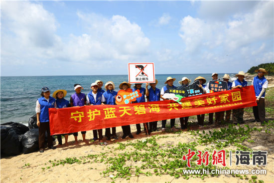 環(huán)保志愿者呼吁停止隨地扔垃圾、破壞環(huán)境等不文明行為。