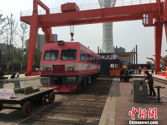 公園內(nèi)的火車(chē)車(chē)廂與貨場(chǎng)龍門(mén)吊等工業(yè)遺跡?！「呒t超 攝