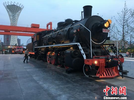 公園內(nèi)保留布置了蒸汽時(shí)代火車(chē)頭。　高紅超 攝