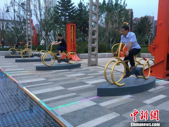 市民使用公園內(nèi)的健身設(shè)施?！「呒t超 攝