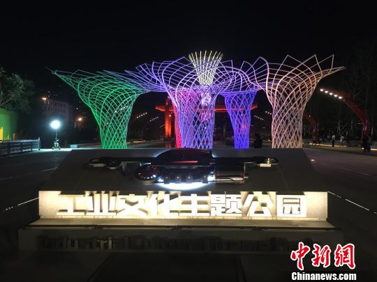 夜晚，奧運(yùn)“五色樹(shù)”的燈光。　高紅超 攝