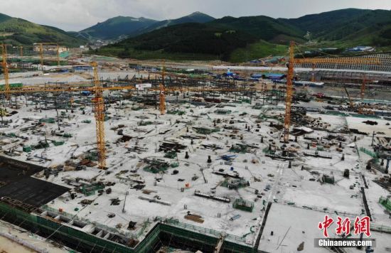 6月28日，航拍鏡頭下的河北張家口冬奧會(huì)太子城冰雪小鎮(zhèn)項(xiàng)目。太子城冰雪小鎮(zhèn)項(xiàng)目位于2022年冬奧會(huì)張家口賽區(qū)核心區(qū)，連接張家口賽區(qū)云頂和古楊樹兩個(gè)競(jìng)賽場(chǎng)館群，建成后將承擔(dān)賽時(shí)核心區(qū)配套保障功能，提供冬奧頒獎(jiǎng)、貴賓接待、交通換乘、休閑娛樂等服務(wù)，賽后將成為一座國(guó)際化四季度假小鎮(zhèn)。 中新社記者 楊艷敏 攝