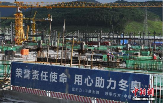 6月28日，河北張家口冬奧會(huì)太子城冰雪小鎮(zhèn)項(xiàng)目現(xiàn)場(chǎng)。太子城冰雪小鎮(zhèn)項(xiàng)目位于2022年冬奧會(huì)張家口賽區(qū)核心區(qū)，連接張家口賽區(qū)云頂和古楊樹兩個(gè)競(jìng)賽場(chǎng)館群，建成后將承擔(dān)賽時(shí)核心區(qū)配套保障功能，提供冬奧頒獎(jiǎng)、貴賓接待、交通換乘、休閑娛樂等服務(wù)，賽后將成為一座國(guó)際化四季度假小鎮(zhèn)。 中新社記者 楊艷敏 攝